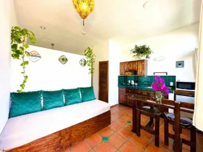 Tropical Oasis in Downtown – 5 min walk to the Pier - Image 3