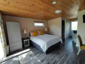 Centrally located Private Garden Lodge - Image 3