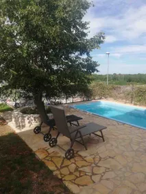 Modern apartment with private pool - Image 3