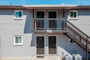 Stylish 2BR Apt | Balcony | Full Kitchen & Wi-Fi - Image 4