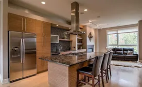 Luxury Downtown Townhouse with parking - Image 4