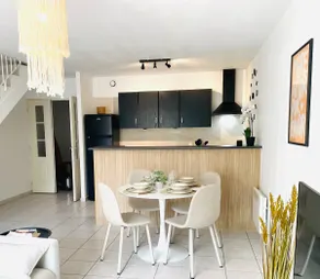 Bright home, private outdoor space• 10 min beaches - Image 2