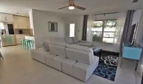 Gorgeous renovation with pool, minutes from beach - Image 5