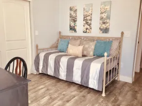 Private Guest Room with Private Entrance & Bath - Image 5
