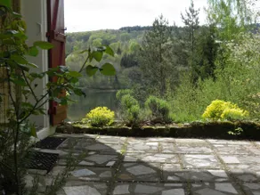 Sunny villa at lakeside - Image 4