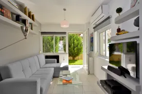 Landscaped Elegant & Sunny Apartment - Image 2