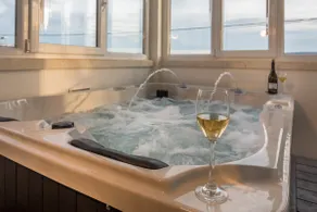Villa Lux **** NEW Appartements en bord de mer avec jacuzzi et vue sur la mer près de Split 2 - Image 2