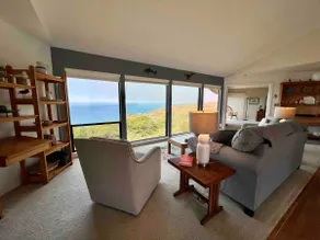 Jean’s Retreat: Ocean Views and Wildlife Wonders - Image 2