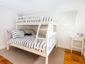 Cute coastal cottage. Two min drive to beach - Image 3