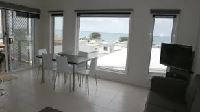Ocean’s Edge: Iconic Luxury & Ocean Views - Image 2