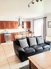11 Harbourview Beautiful house with sea view - Image 3