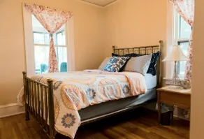 Beautiful 2BR 1BA Home - Fenced-in Yard w/Parking - Image 5