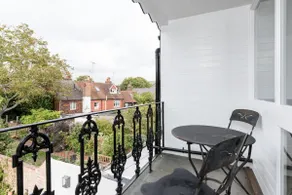 Central Lewes loft studio apartment with balcony - Image 3