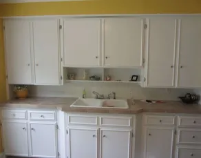 Cheerful 2+ bedroom home with cozy front porch - Image 3