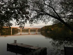 Riverfront log cabin in the heart of the valley - Image 4