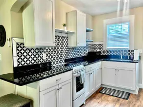 Charming 2BR Cottage in East Hill near cafes/shops - Image 3