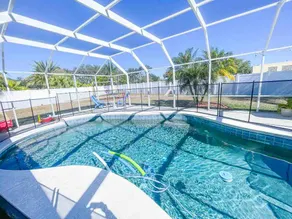 4 bedrooms 2.5 bathrooms Pool - Image 2