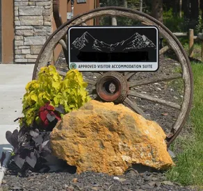 Purely Canadian Mountain Retreat Sleeps 4 - Image 2