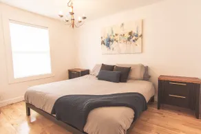 5★Urban Retreat | Parking*| Town House | Patio |AC - Image 4