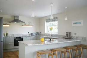Luxury retreat with hot tub & wood burner - Mylor - Image 5