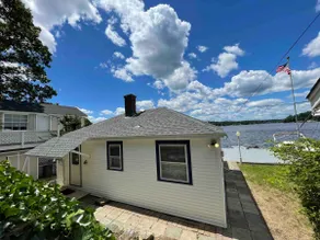 Cozy Lakehouse with outside lounge area - Image 2