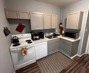 Hip 2 bedroom Apt in the city - Image 4