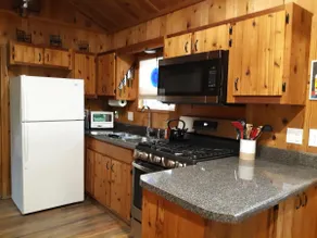 The Artful Dodger Getaway Cabin Charming & Unique - Image 4