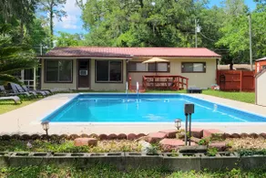 Nice house with pool and wide spaces - Image 3