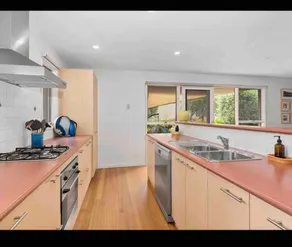 Sleeps 8 - pet friendly - 2 min walk to beach! - Image 4