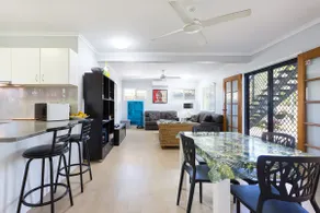 Mango Retreat, Edge Hill. Unlimited BroadbandWiFi. - Image 4