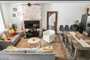 Roomy Centrally located house 5min to stadium &DT - Image 3