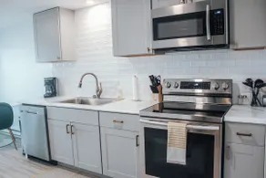 Modern Chic 1-BR Unit in the Cottages on James - Image 3