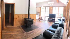 KOOKABURRA DOWNS. Romantic Retreat. Halls Gap. - Image 4