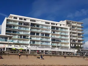 2-bedroom apartment (60 m²) with sea view and heated pool - Image 3