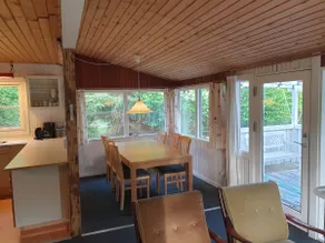 Cozy cottage in enclosed garden close to beach - Image 4