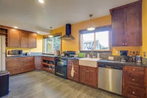 Spacious 5BR with Fenced Backyard - Image 2