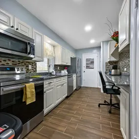 Modern Central Living 15 mins to DC w/Free Parking - Image 2