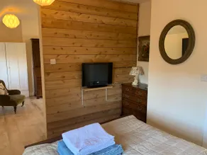 Spacious 1 bedroom Accommodation with Free Parking - Image 3