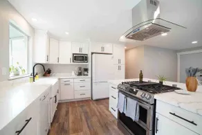 Beautiful Newly Renovated Home Near Hospital - Image 3