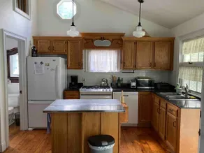 Cozy, charming cottage by the creek w/2 queen beds - Image 3