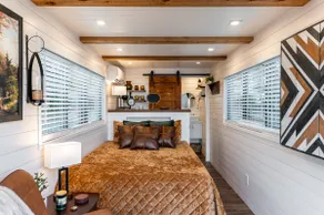 Deer Creek Tiny Container Home-12 Min to Magnolia - Image 5