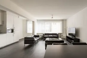 Modern pop-art apartment with parking - Image 2