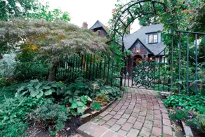 Quaint English Cottage Garden Private Apt. - Image 2