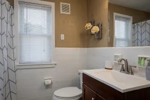 Parkside 1BR: Spacious, Quiet, Covered Parking - Image 5