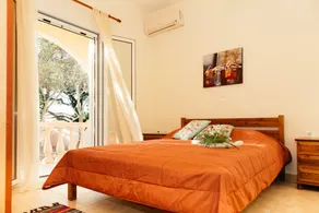 Villa with Private Access to the Beach - Image 4