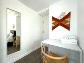 RENOVATED APARTMENT: three bedrooms w/ queen beds - Image 3