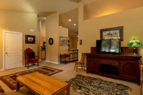 Beautiful Western Home in Pines near Crater Lake - Image 3
