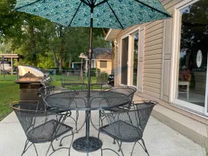 Lakefront Retro Cottage - Image 5