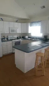 Cozy 3 Bedroom House, Walk To The Beach - Image 5