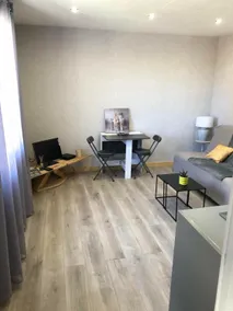 Lovely apartment with free parking - Image 4